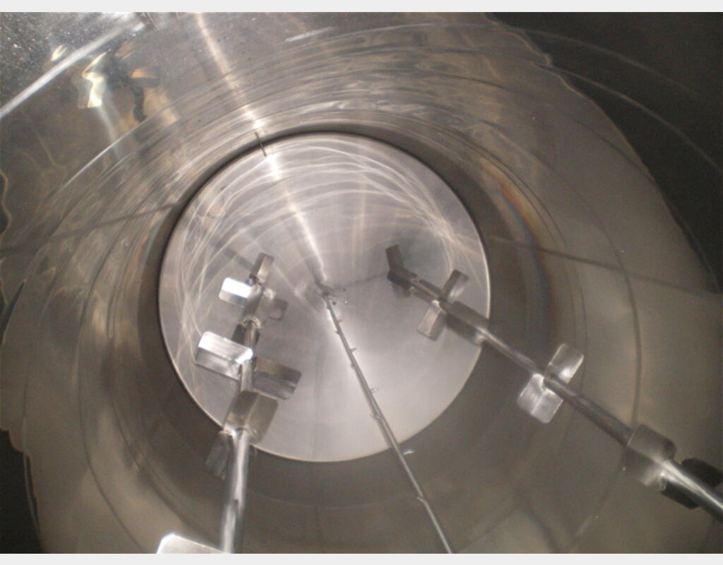 Cuve de stockage INOX 304 - Isolée , agitée , 100.000 litres .
