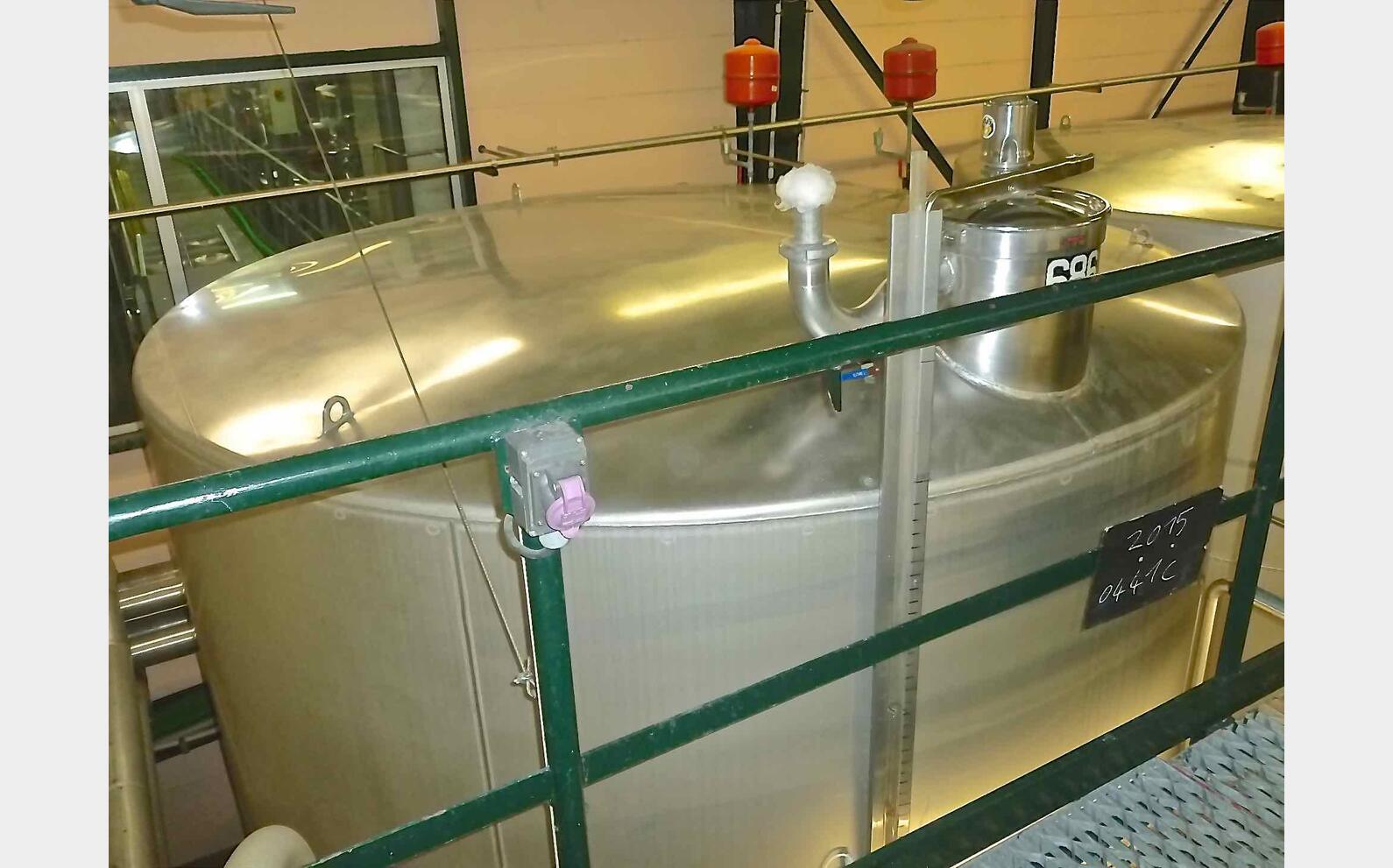 Cuve inox 316L agit&eacute;e isol&eacute;e circulation forc&eacute;e Agroalimentaire INOX 316L Volume : 250 HL (25000 litres)