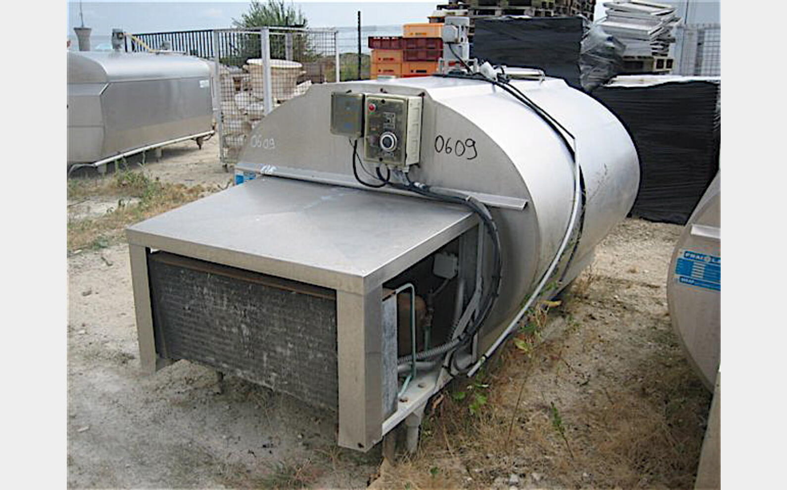 Tank &agrave; lait 1710 litres Groupe de froid et agitation .
