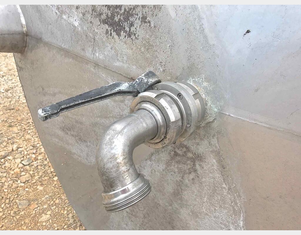 Cuve inox cylindrique verticale agitée - isolée sur pieds capacité 100 hls