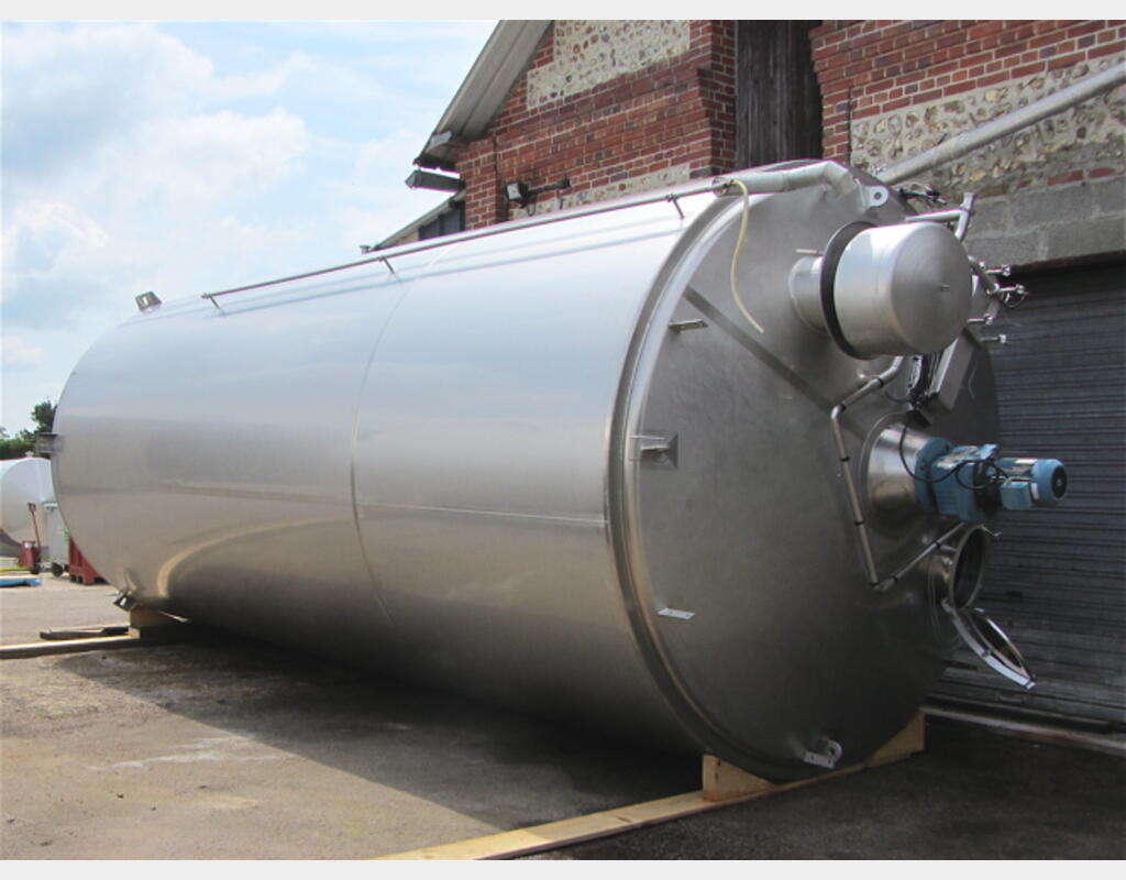 Cuve agitée , isolée de 25.000 litres - Circulation forcée type coquillée