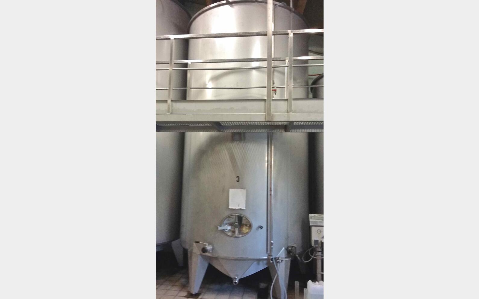 Cuve Inox cylindrique verticale capacit&eacute; : 182,73 hls (18273 litres)