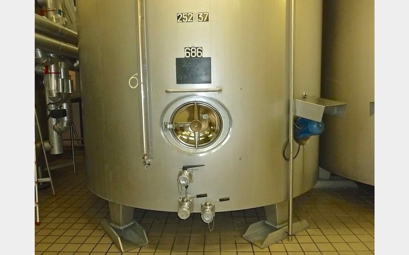 Cuve inox 316L agit&eacute;e isol&eacute;e circulation forc&eacute;e Agroalimentaire INOX 316L Volume : 250 HL (25000 litres)