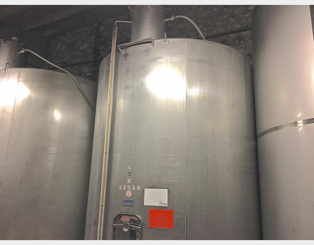 Cuve inox fermée sur pieds - Volume : 230 hls (23 000 litres)