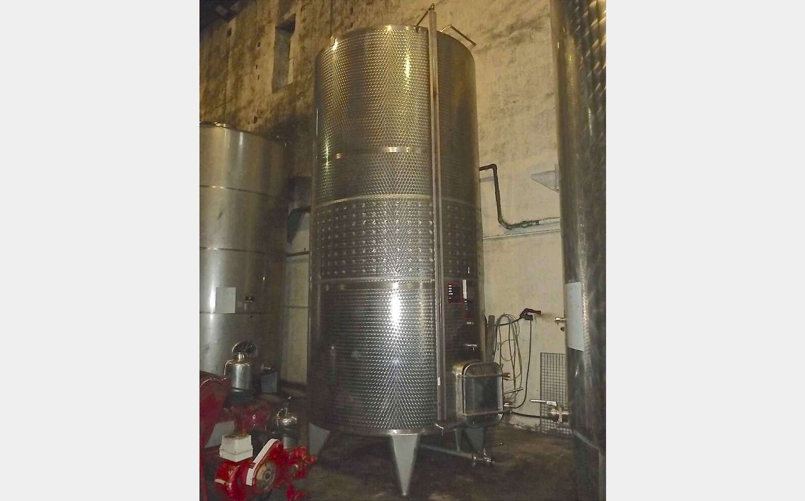 Cuve inox ferm&eacute;e sur pieds
