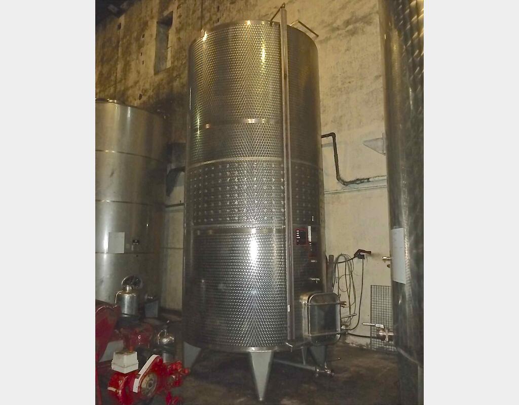Cuve inox ferm&eacute;e sur pieds