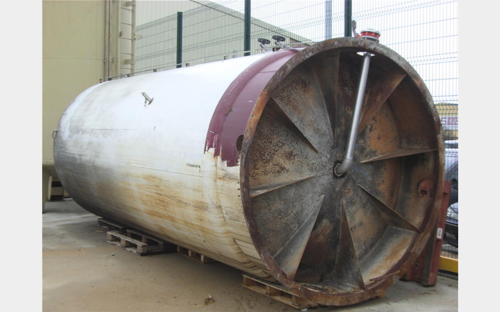 cuve stockage ACIER EPOXY Volume : 30000 litres Fond bomb&eacute; sur jupe