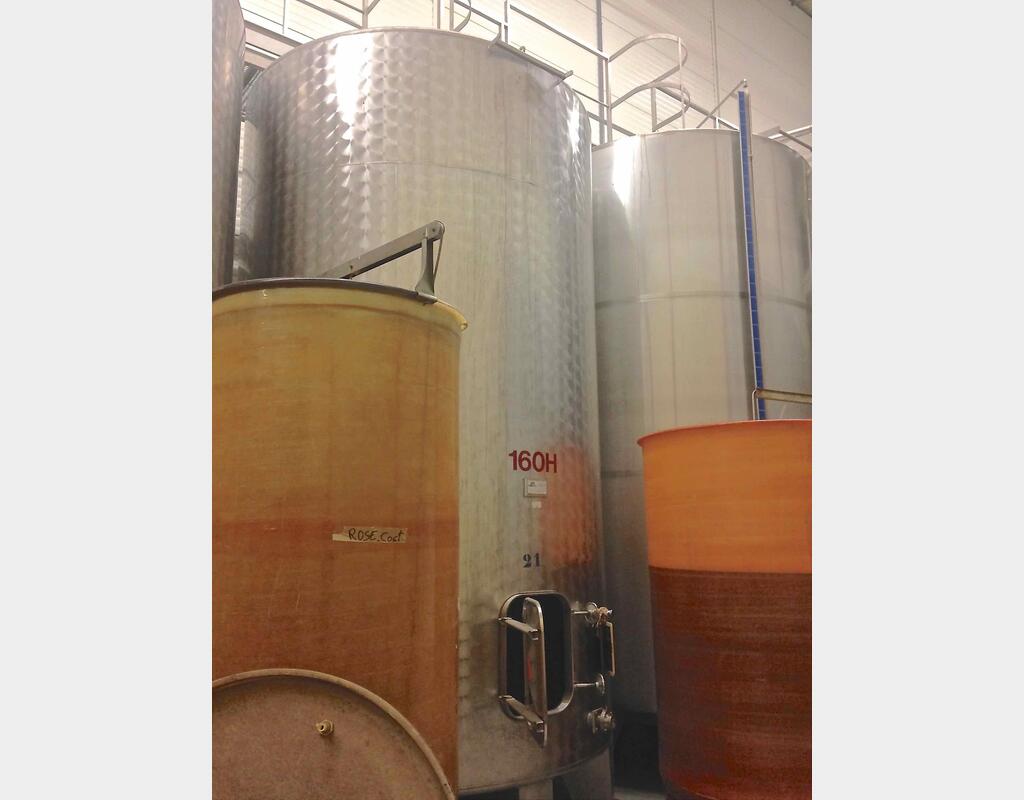 Cuve inox ferm&eacute;e sur pieds