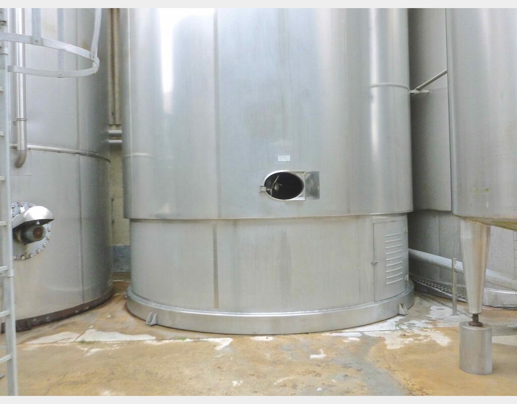 Cuve inox cylindrique verticale agitée - isolée sur jupe capacité 1000 hls