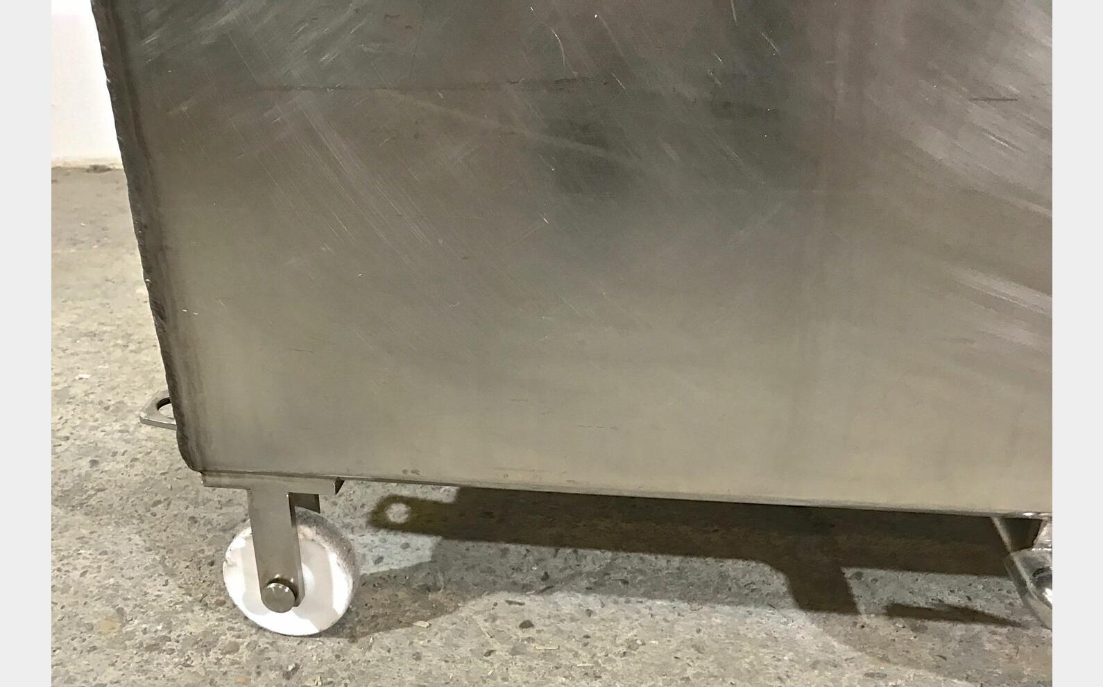 Cuve inox de stockage parall&eacute;l&eacute;pip&egrave;dique