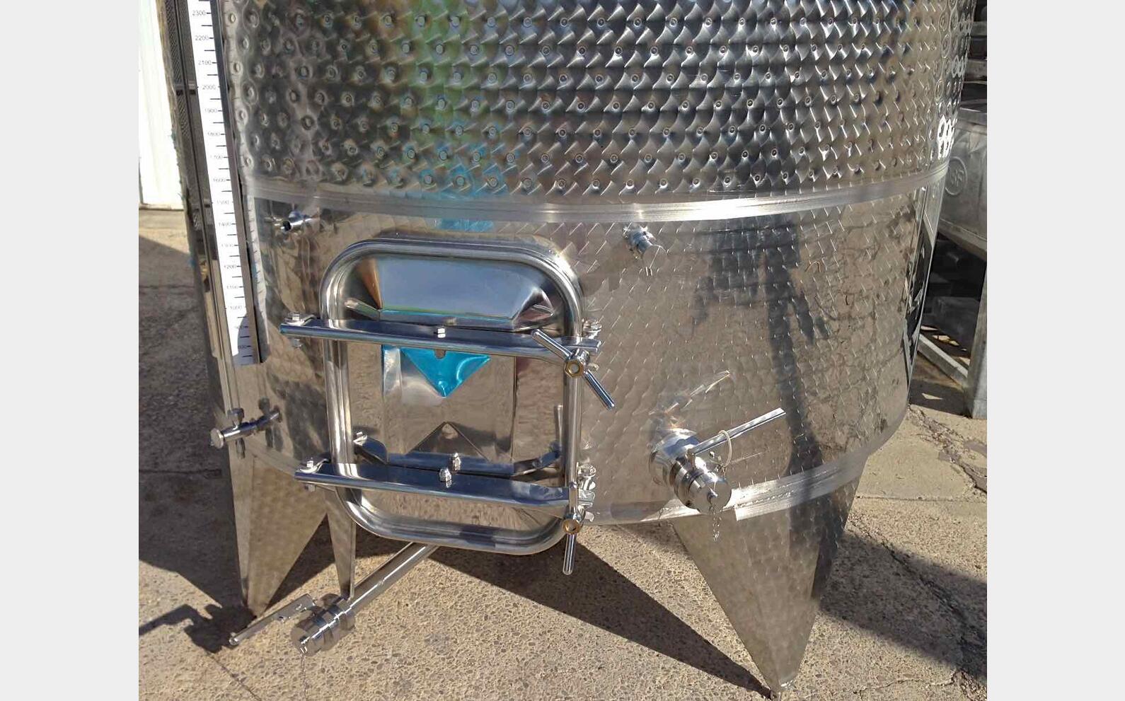 cuve INOX ferm&eacute;e sur pieds de 5500 litres MATERIEL NEUF