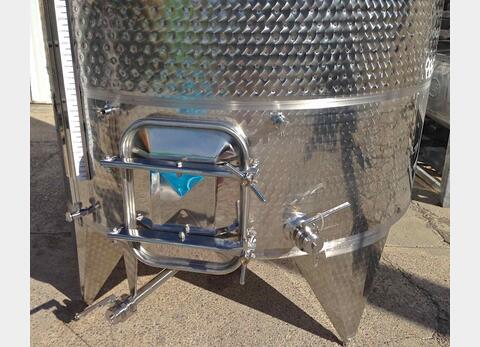 cuve INOX ferm&eacute;e sur pieds de 5500 litres MATERIEL NEUF