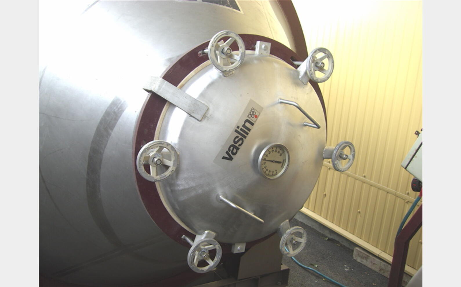 Cuve inox vinification 65 hls En inox 304 , de 6500 litres .
