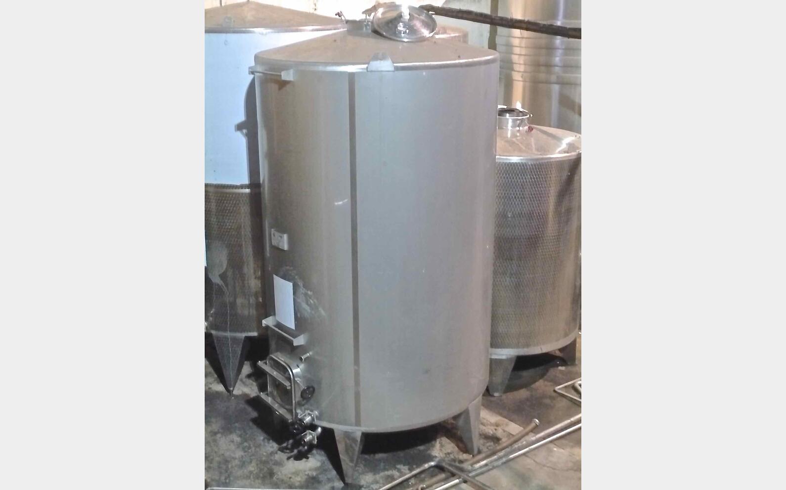 Cuve inox ferm&eacute;e sur pieds