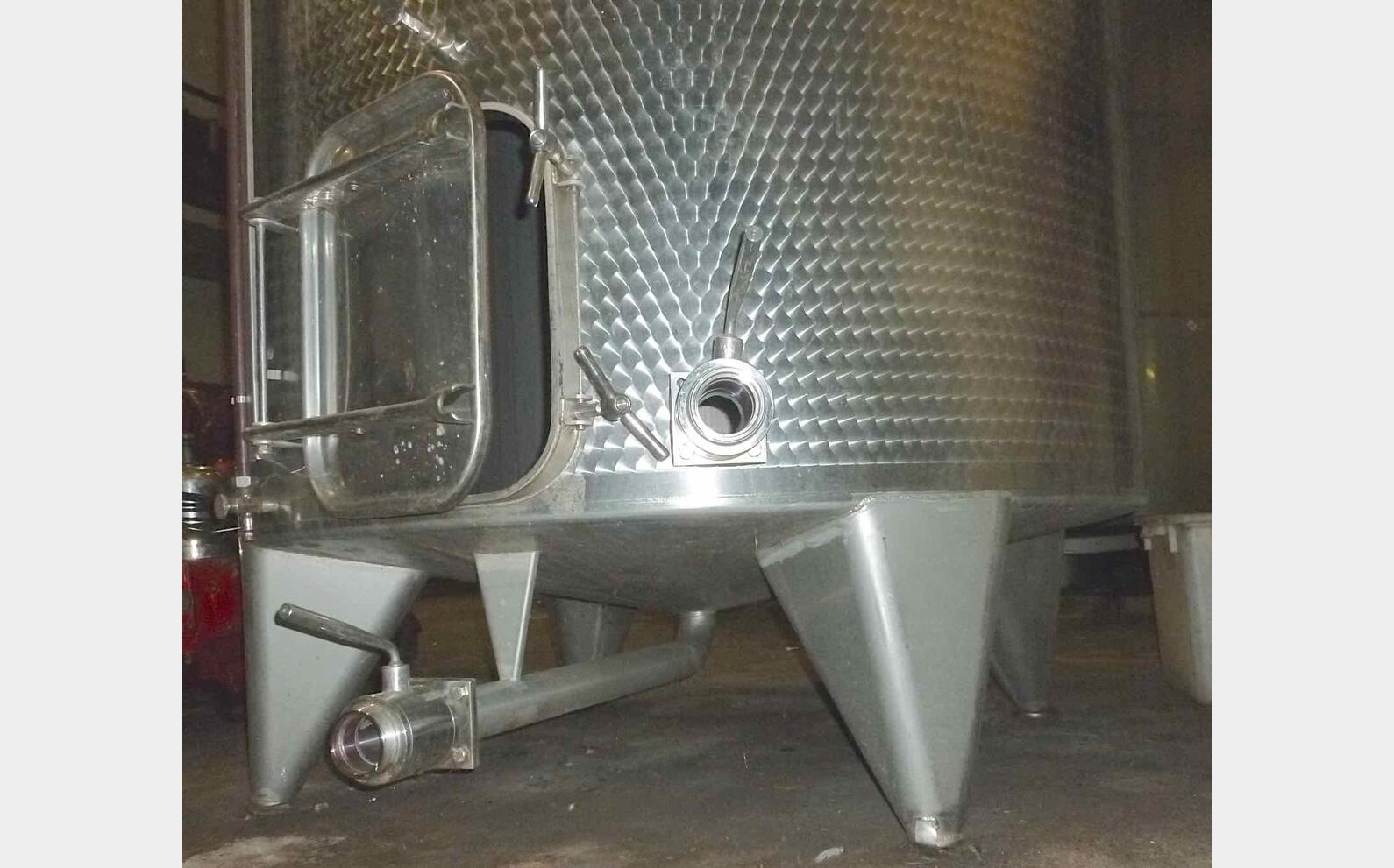 Cuve inox ferm&eacute;e sur pieds