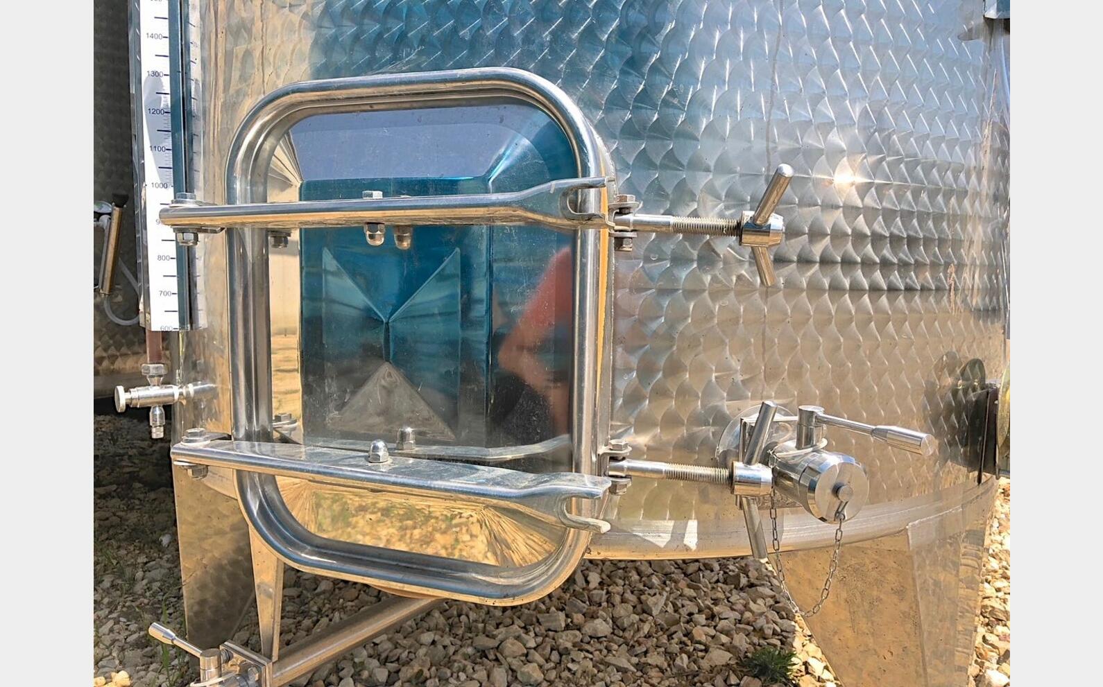 Cuve INOX &agrave; chapeau flottant 50 hls. Fond conique sur pieds