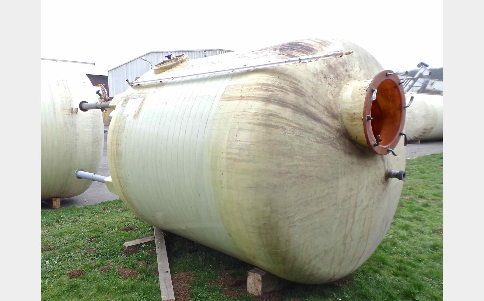 Cuve fibre fond plat sur pieds Volume : 12 000 litres (120 hls)
