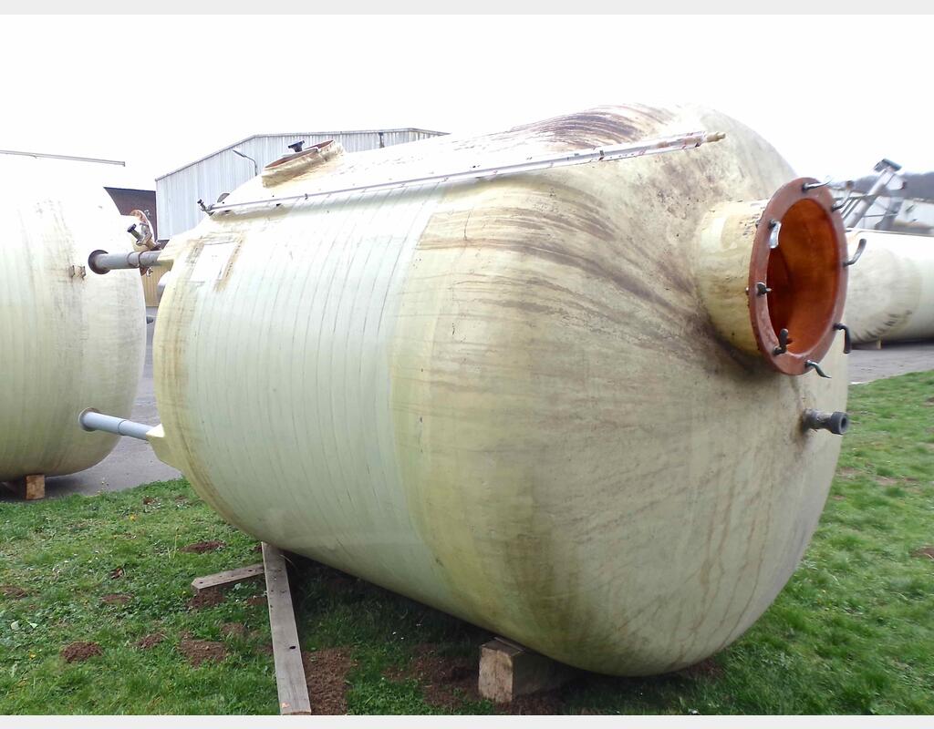 Cuve fibre fond plat sur pieds Volume : 12 000 litres (120 hls)