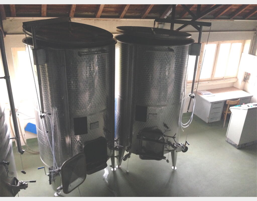 cuve INOX chapeau flottant 2900 litres Ann&eacute;e : 2012 Marque : SK Group
