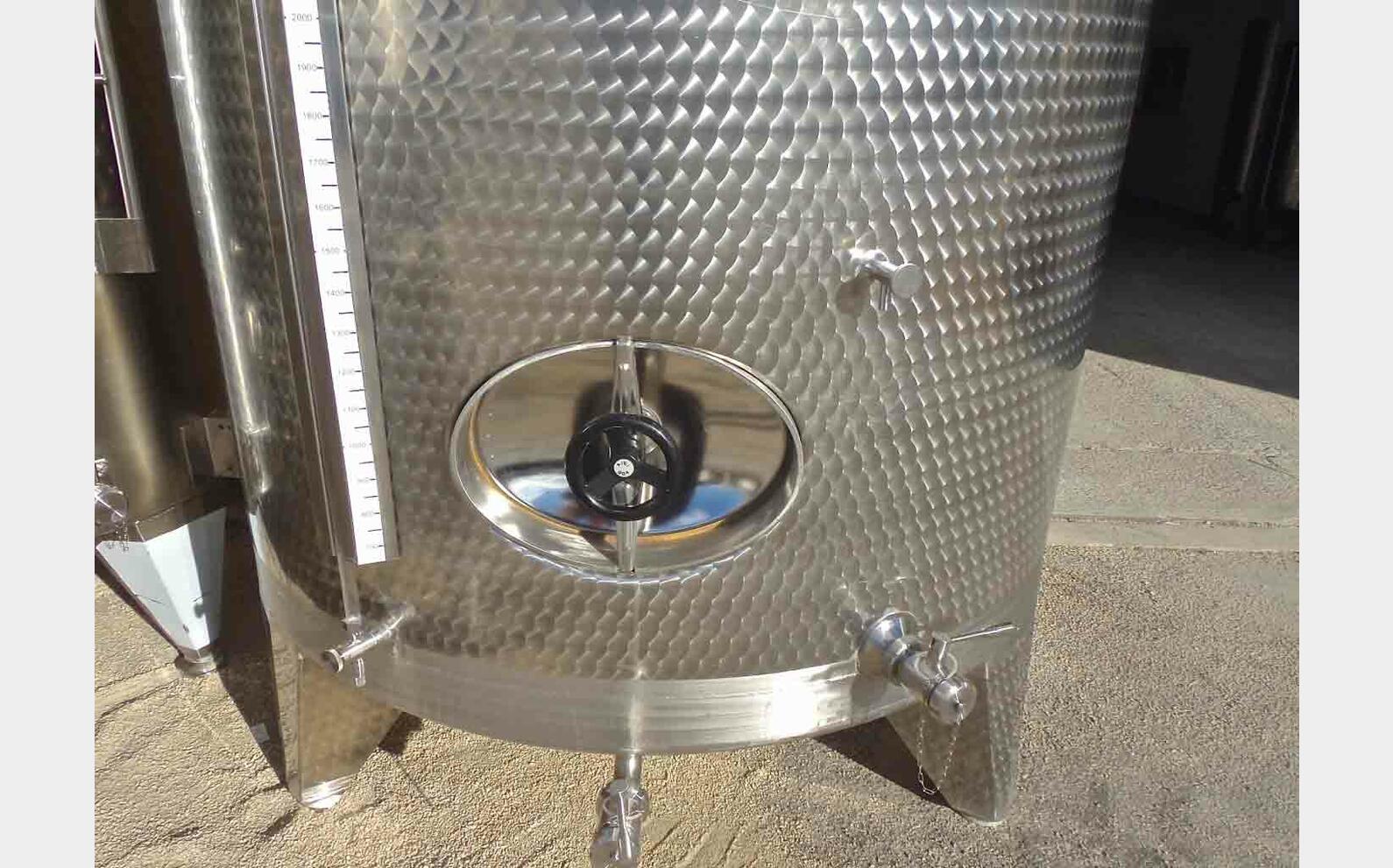 cuve INOX ferm&eacute;e sur pieds de 4300 litres MATERIEL NEUF