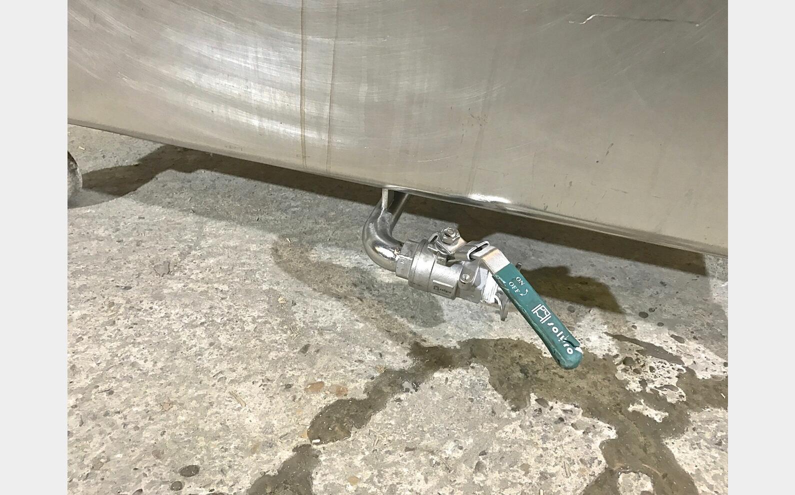 Cuve inox de stockage parall&eacute;l&eacute;pip&egrave;dique