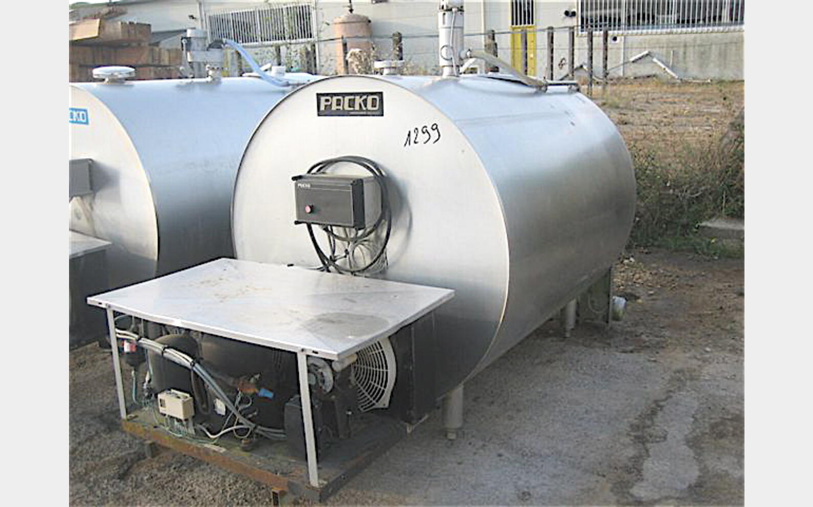 Tank &agrave; lait 1600 litres Groupe de froid et agitation .