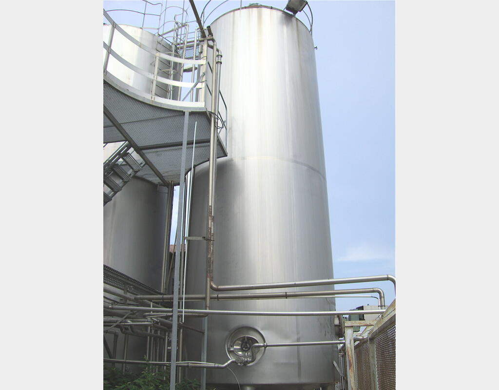 Cuve de stockage verticale de 50 m3 - INOX 304, agitée et isolée