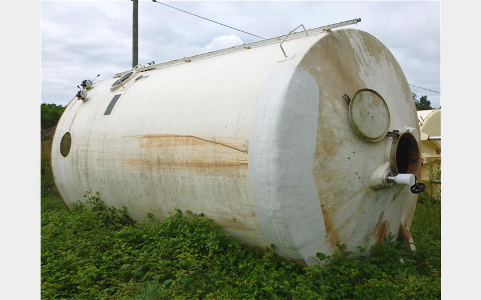 cuve stockage polyester Volume : 300 hecto (30000 litres)