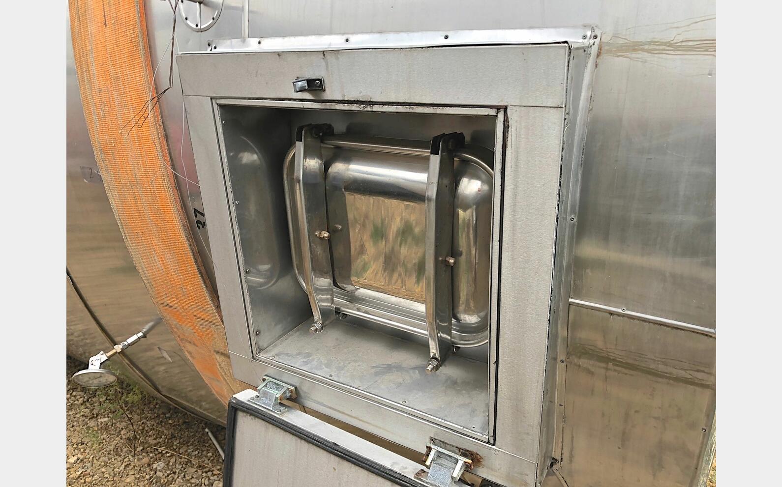 Cuve inox 304 ferm&eacute;e isol&eacute;e
