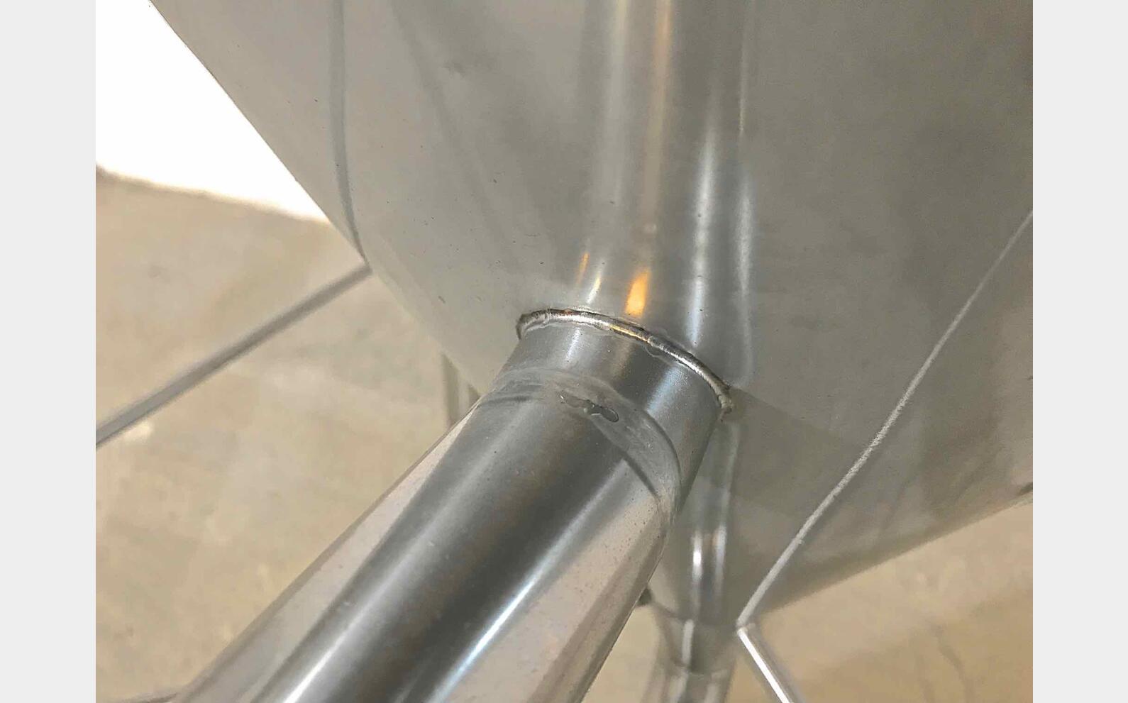 Cuve ferm&eacute;e sur pieds cylindro conique MATERIEL NEUF