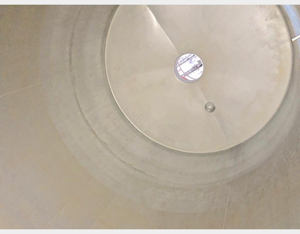 Cuve inox cylindrique verticale  - isolée sur pieds capacité 300 hls