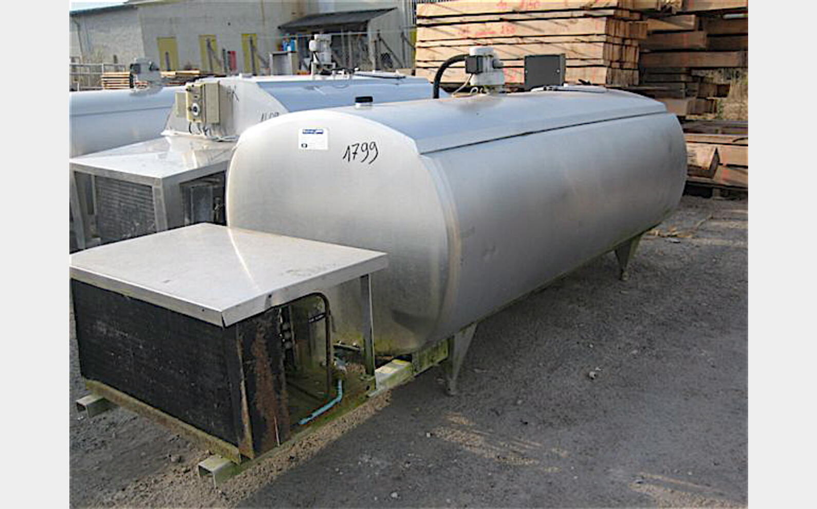 Tank &agrave; lait 1800 litres Groupe de froid et agitation .
