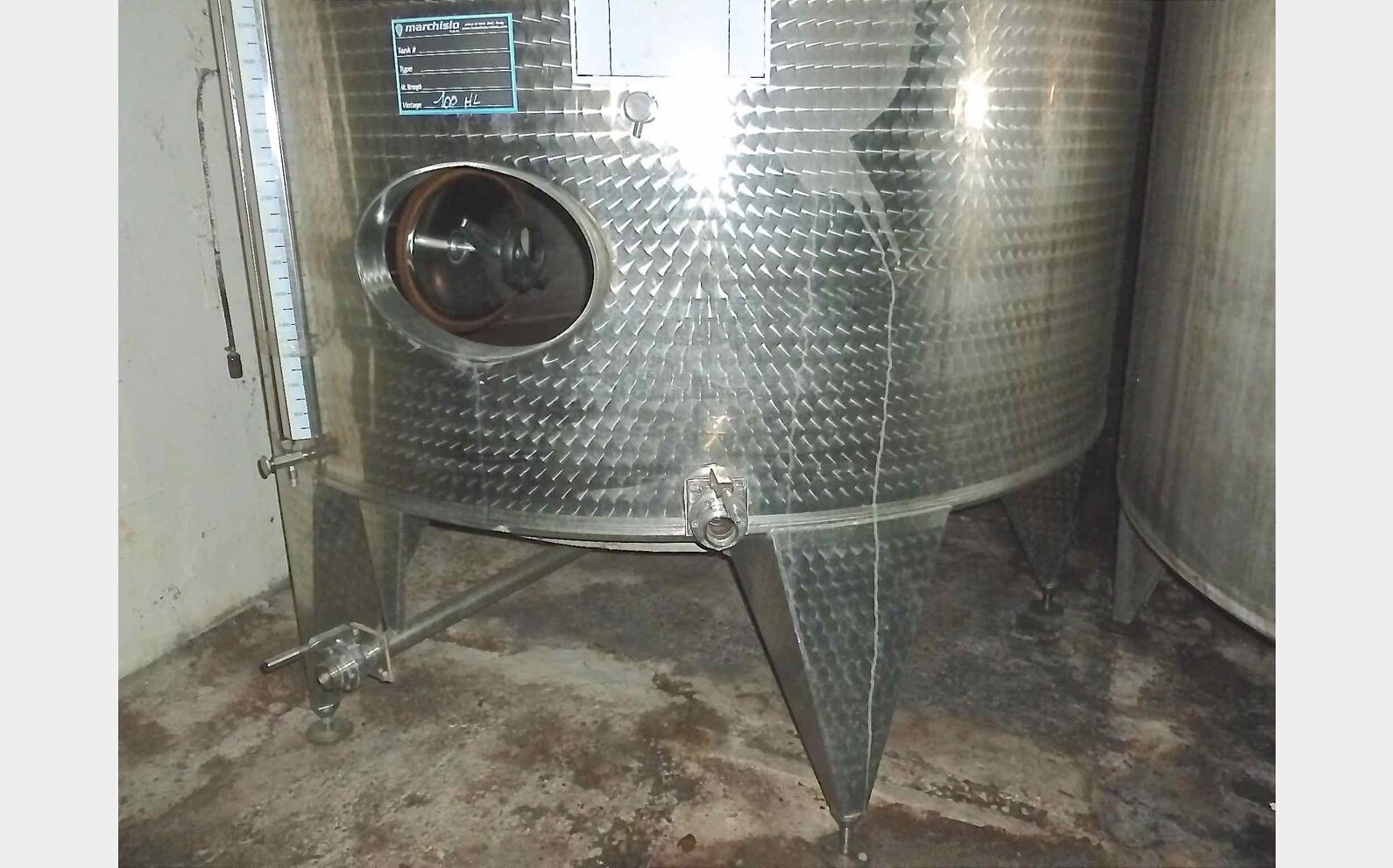 Cuve inox ferm&eacute;e sur pieds