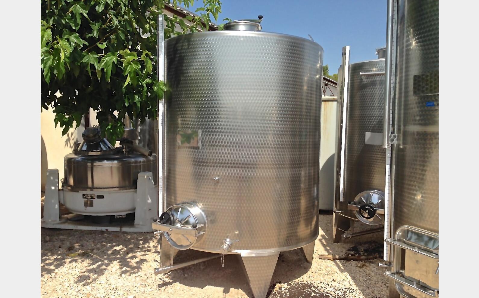 cuve INOX ferm&eacute;e sur pieds de 5500 litres MATERIEL NEUF