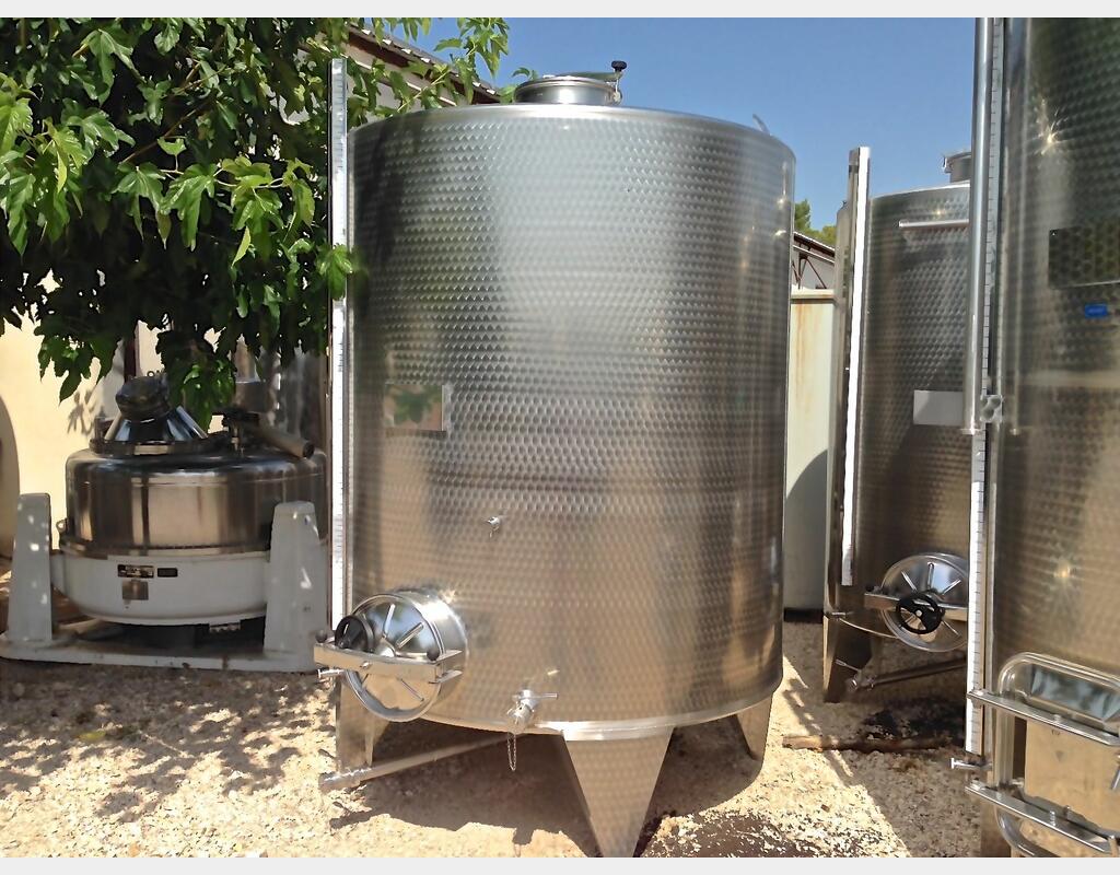 cuve INOX ferm&eacute;e sur pieds de 5500 litres MATERIEL NEUF