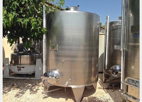 cuve INOX ferm&eacute;e sur pieds de 5500 litres MATERIEL NEUF