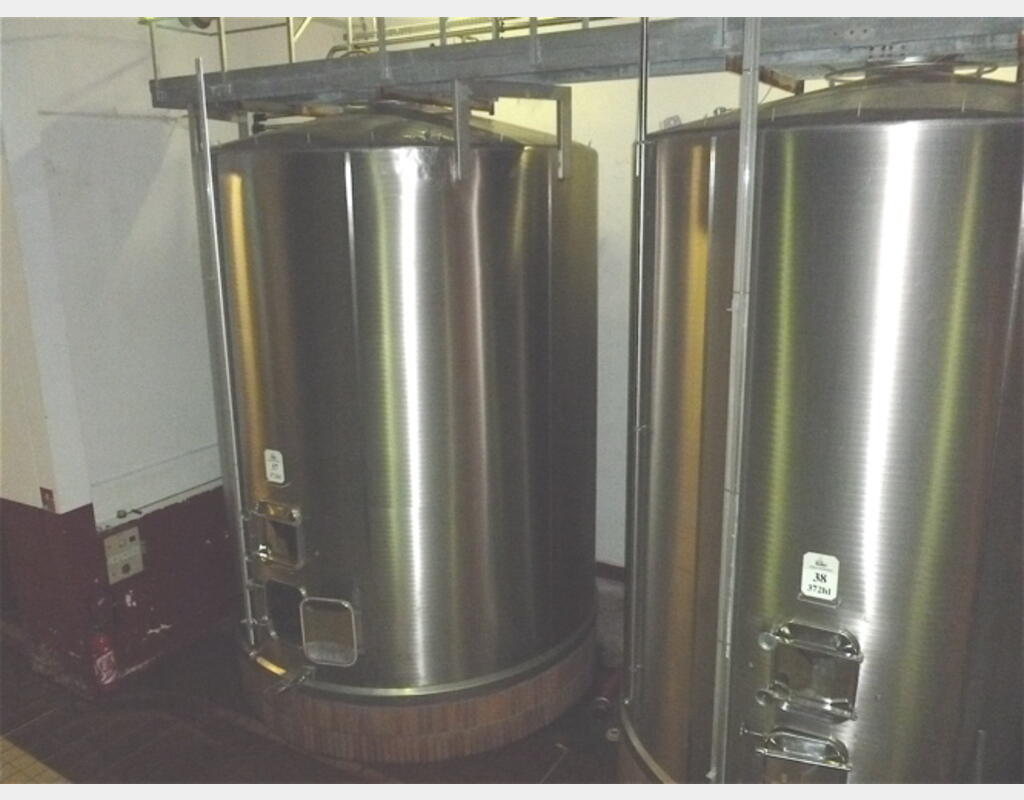 Cuve de stockage INOX - Fond plat incliné sur massif béton