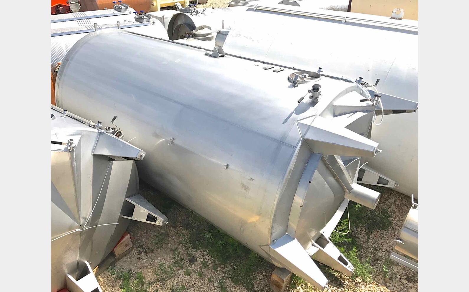 Cuve Inox cylindrique verticale capacit&eacute; : 205,43 hls (20543 litres)