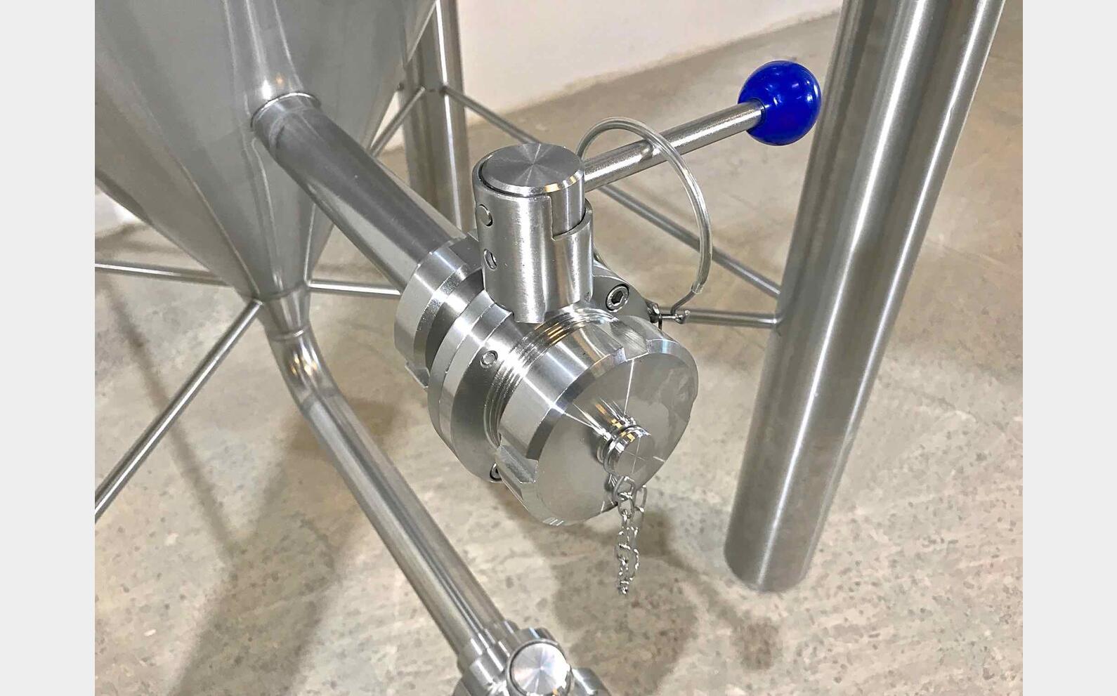 Cuve ferm&eacute;e sur pieds cylindro conique MATERIEL NEUF