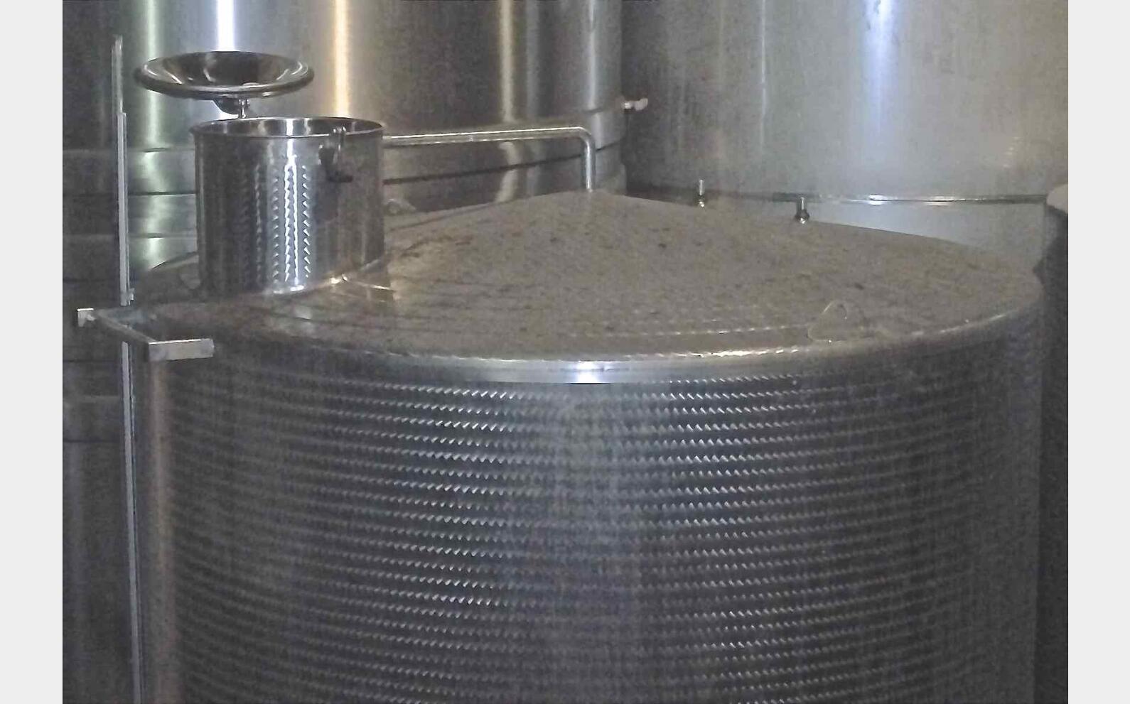 Cuve inox ferm&eacute;e sur pieds
