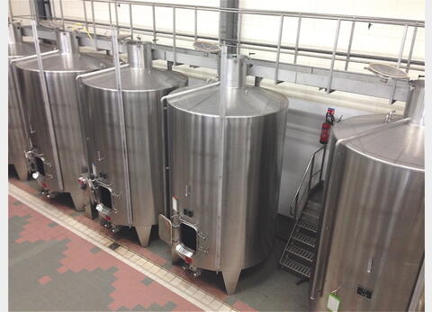 Cuve inox  - Volume : 12 100 litres (121 hectos)