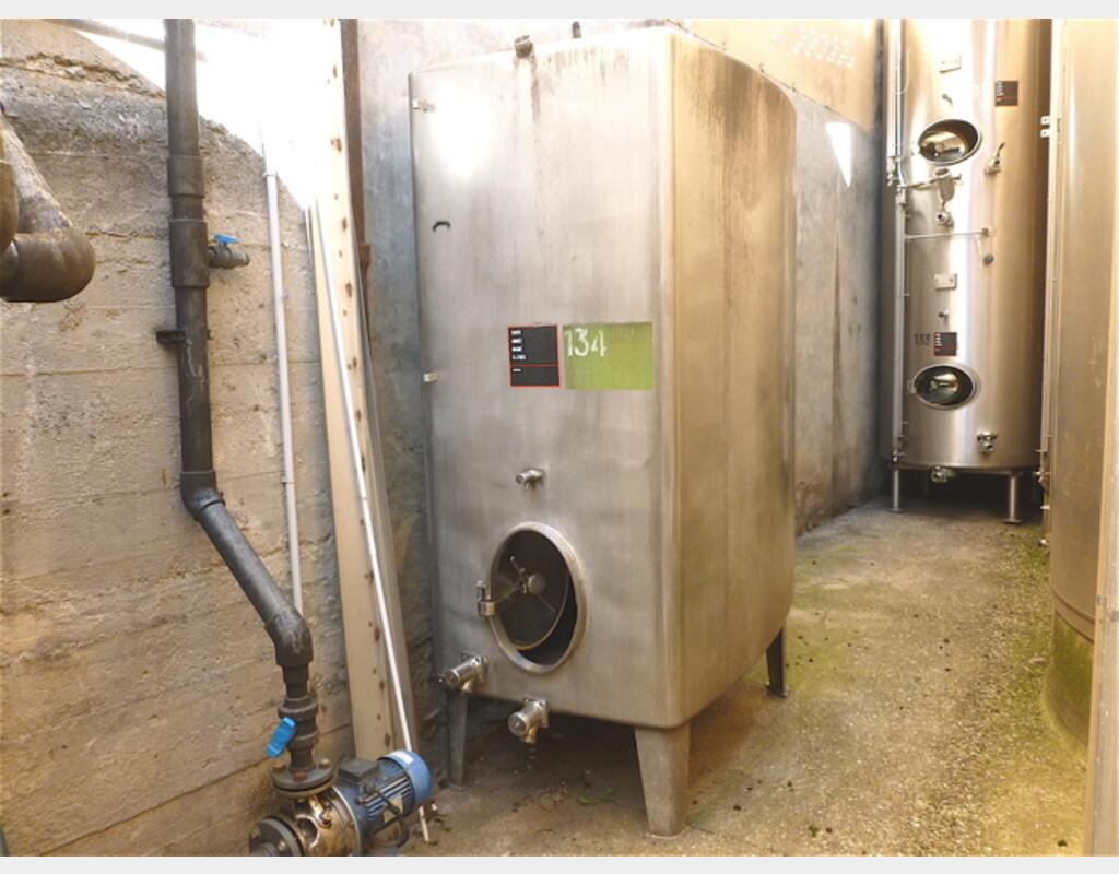 Cuve INOX 304 sur pieds avec drapeau - Volume : 27 hecto (2700 litres)