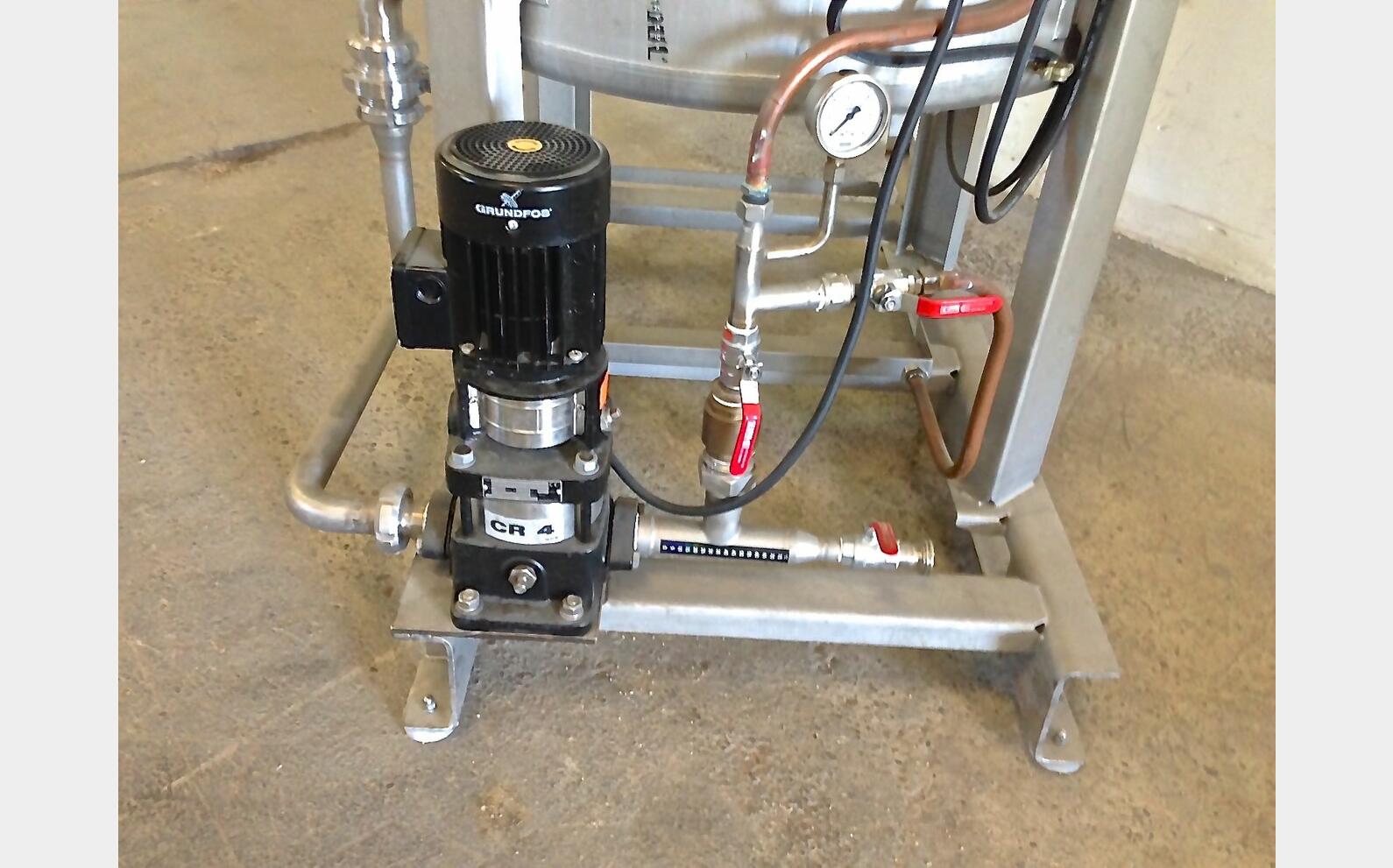 Cuve de stockage INOX avec pompe Volume : 400 litres
