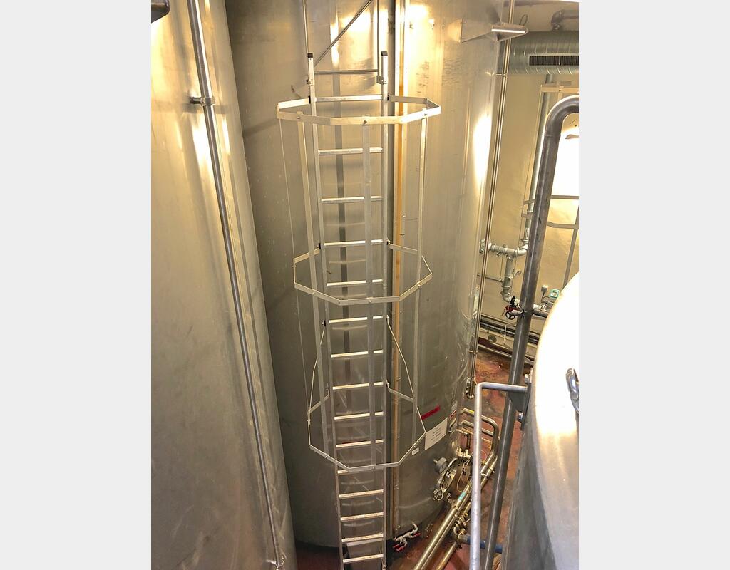 Cuve inox fond conique sur pieds - Volume : 25.500 litres