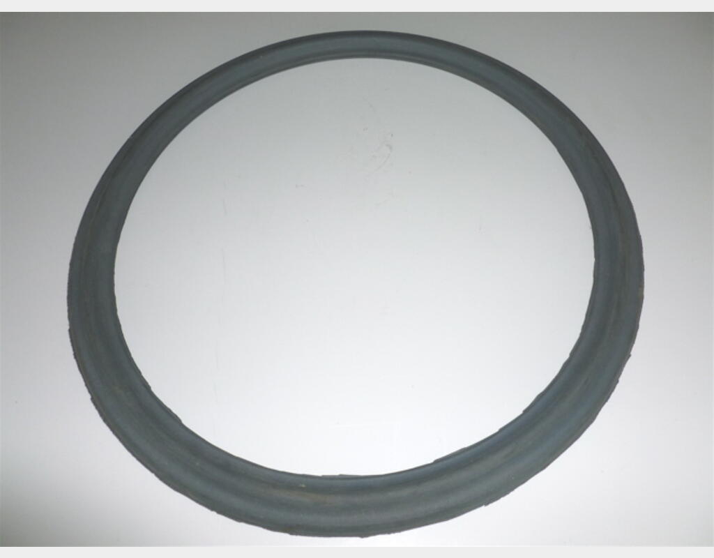 Round door seal with overlap