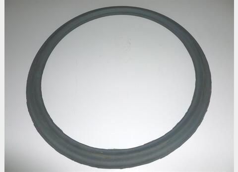 Round door seal with overlap