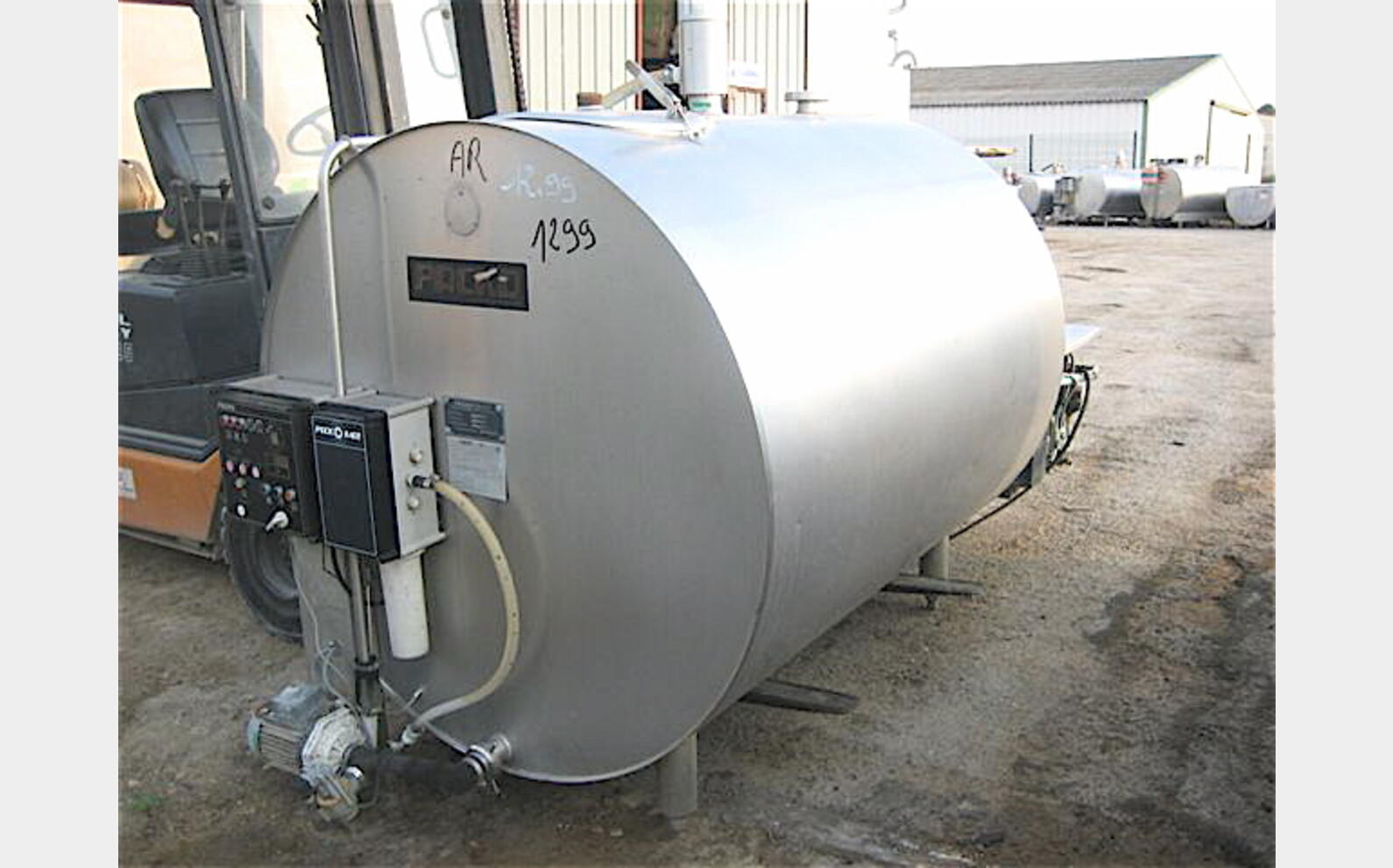 Tank &agrave; lait 1600 litres Groupe de froid et agitation .