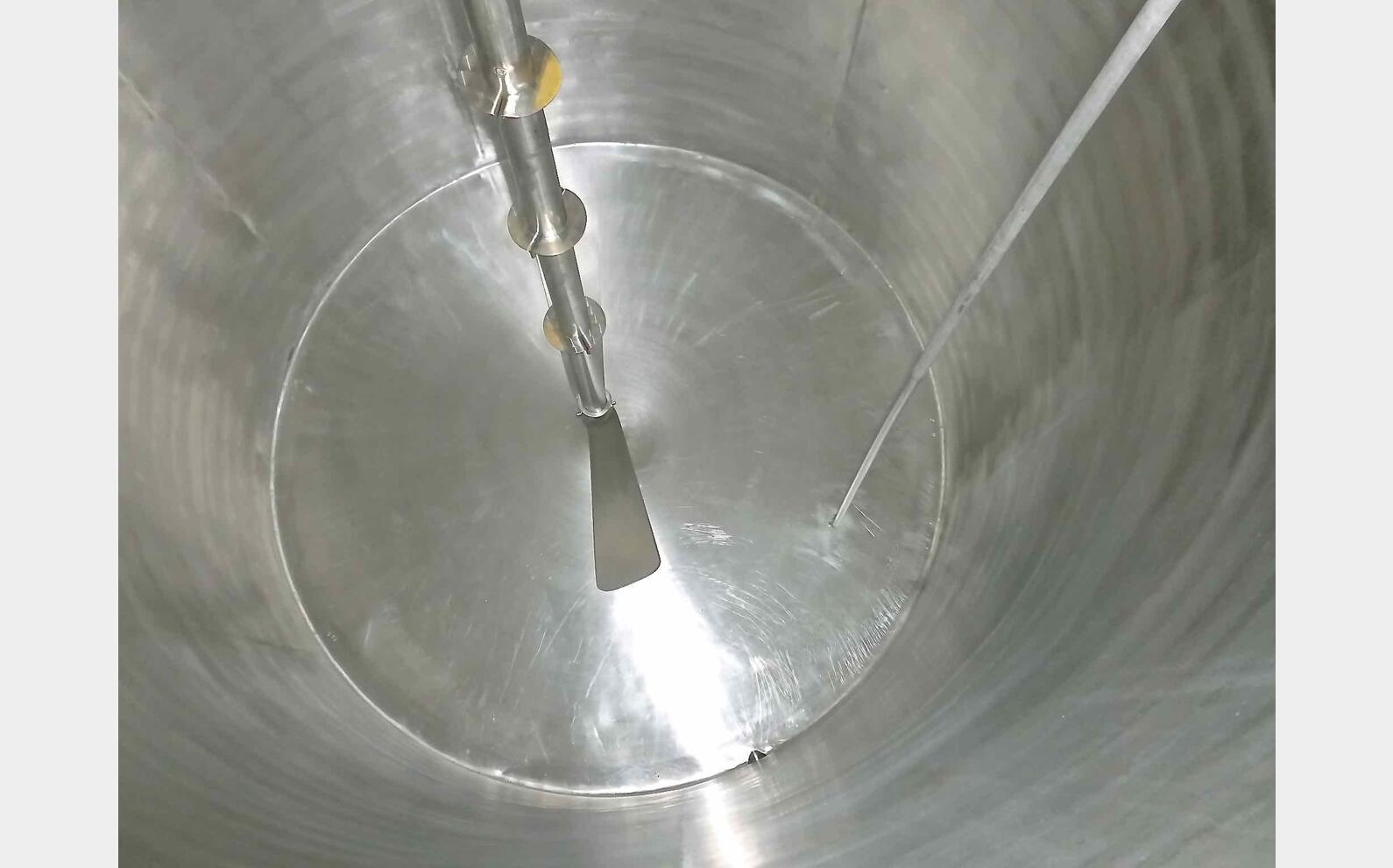 Cuve inox agit&eacute;e isol&eacute;e circulation forc&eacute;e Agroalimentaire Volume : 62 HL (6200 litres)