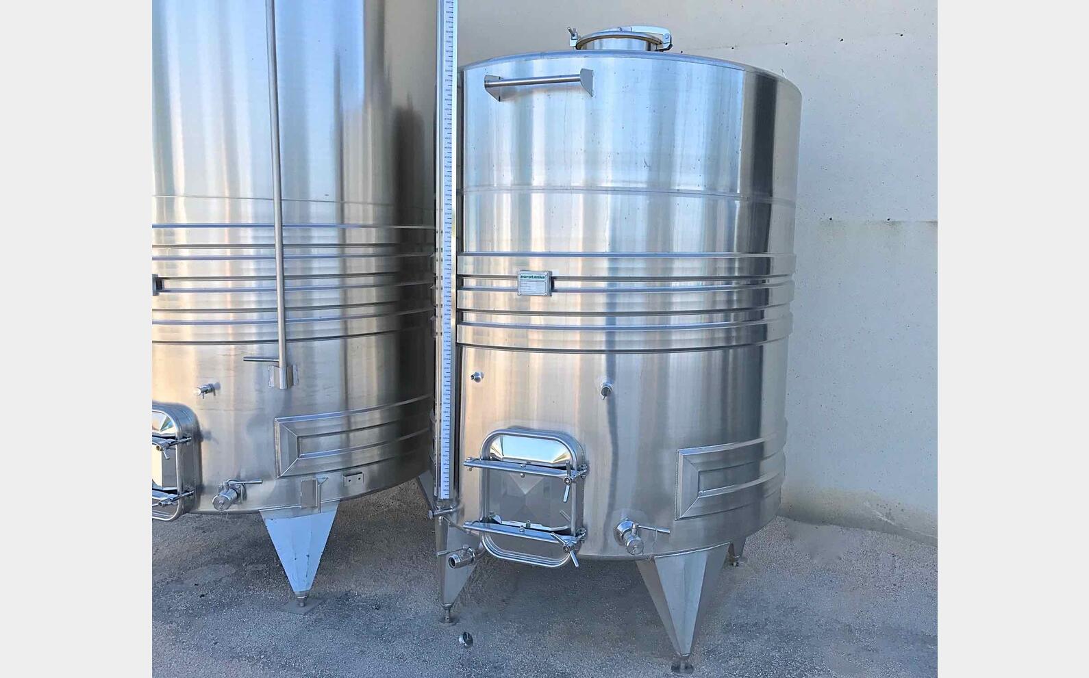 cuve INOX ferm&eacute;e sur pieds de 5300 litres MATERIEL NEUF