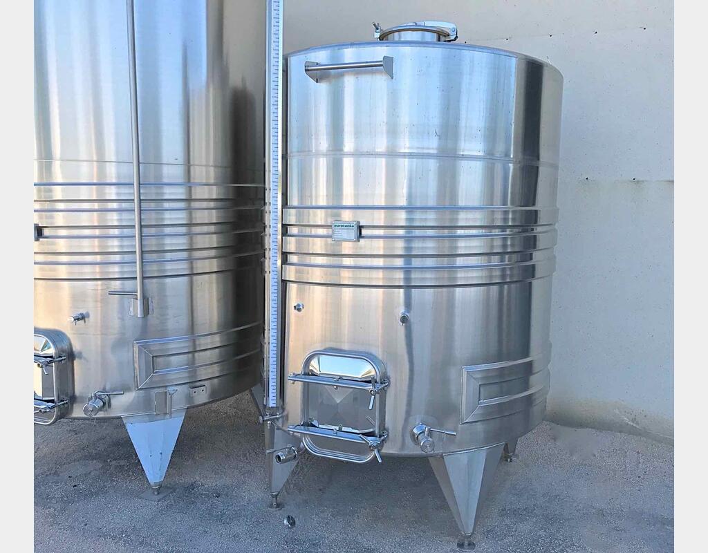 cuve INOX ferm&eacute;e sur pieds de 5300 litres MATERIEL NEUF